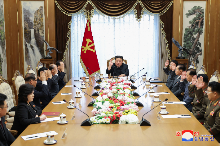 조선중앙통신은 김정은 국무위원장이 참석하여 24일 조선로동당 중앙위원회 제8기 제20차 정치국회의를 주재했다고 25일 보도했다. 연합뉴스