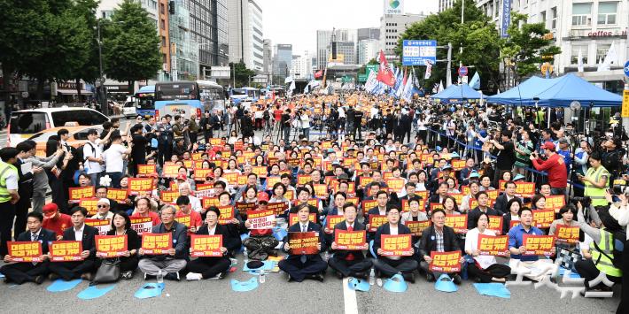 해병대원 특검법 거부 규탄 및 통과 촉구 범국민대회가 25일 오후 서울 중구 세종대로에서 열린 가운데 집회 참가자들이 피켓을 들고 구호를 외치고 있다. 2024.05.25