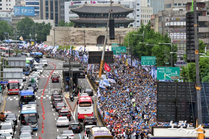 범야권 및 시민단체들이 25일 오후 서울 중구 세종대로에서 열린 해병대원 특검법 거부 규탄 및 통과 촉구 범국민대회에서 피켓을 들고 구호를 외치고 있다.