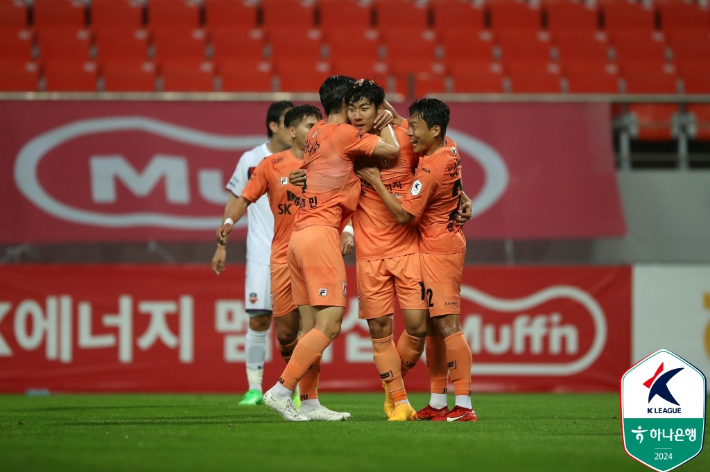 서진수의 골을 축하하는 제주 선수들. 한국프로축구연맹