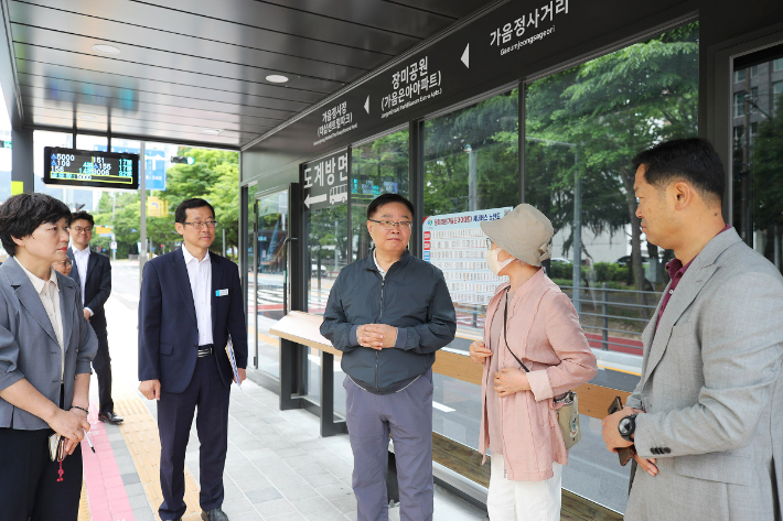 원이대로 S-BRT를 현장점검하고 있는 홍남표 창원시장. 창원시 제공