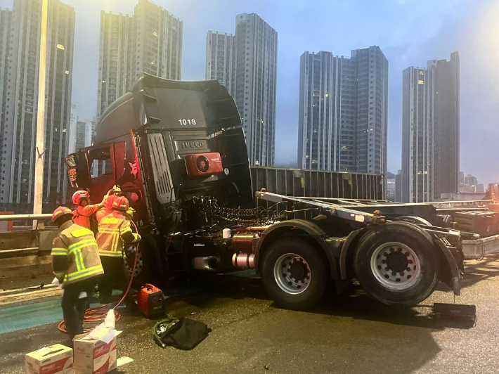 27일 부산 사상구 동서고가로 시외방면 학장램프 인근에서 화물차가 방음벽을 들이받는 사고가 발생했다. 부산소방재난본부 제공