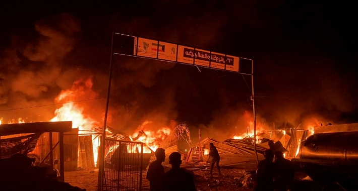 이스라엘 공습 후 불타는 라파지구. 연합뉴스