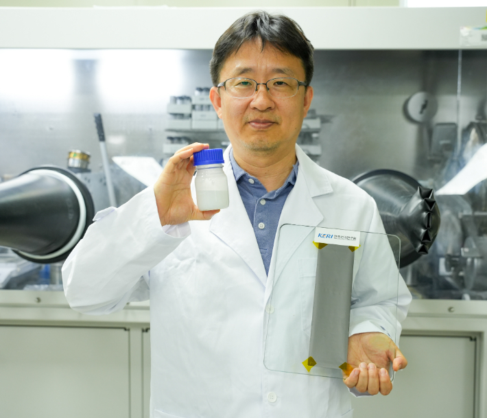 KERI 최정희 박사가 산화알루미늄 분산액(왼쪽)과 이를 적용한 리튬이온전지 음극(-) 전극을 들고 있다. 한국전기연구원 제공