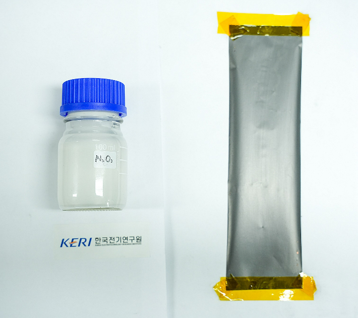 산화알루미늄 분산액(왼쪽)과 이를 적용한 리튬이온전지 음극(-) 전극. 한국전기연구원 제공