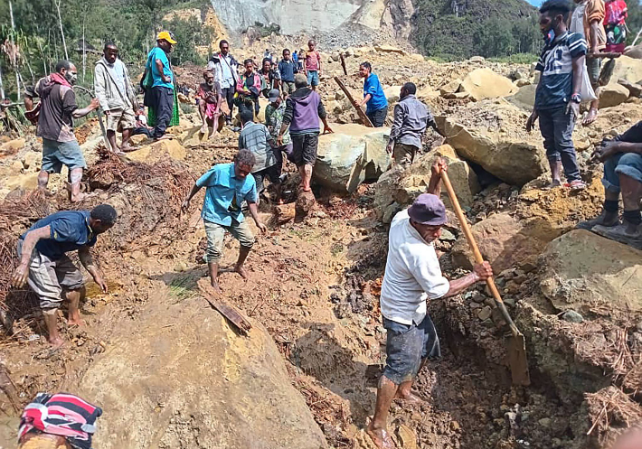 6일 남태평양 섬나라 파푸아뉴기니 마이프 뮬리타카 지역 얌발리 마을에서 사람들이 실종자를 찾고 있다. 연합뉴스