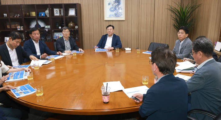 울산 동구는 27일 동구청장실에서 청년 주거 실태조사 및 청년노동자 공유주택 추진 연구용역 최종보고회를 열었다. 동구청 제공