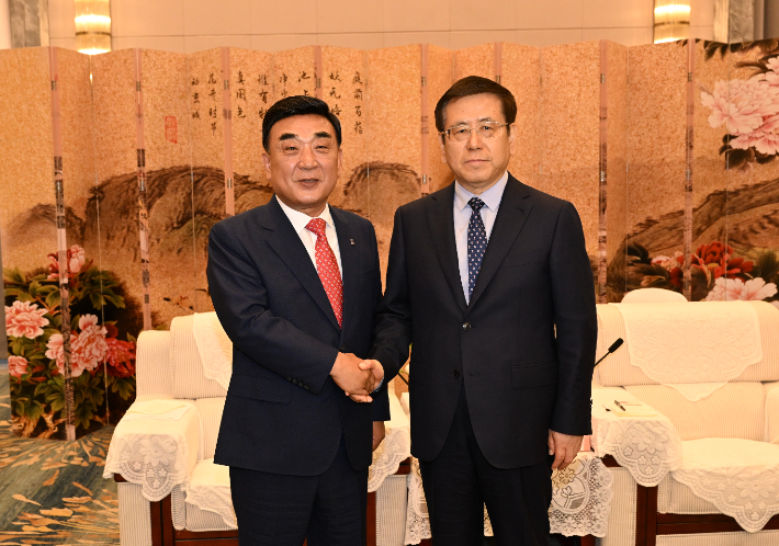 김두겸 울산시장과 왕카이 허난성 성장이 24일 중국 허난성 홀리데이인 정저우중저우호텔에서 열린 울산시와 허난성 우호협력도시 체결식에서 기념촬영을 하고 있다. 울산시 제공