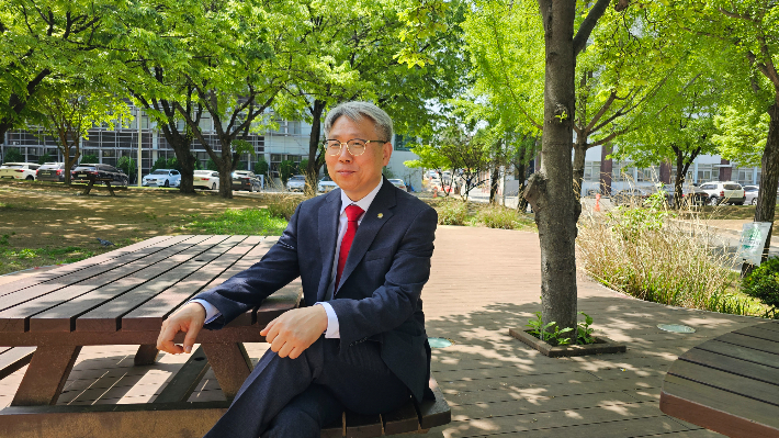 이신희 교수가 교정에서 포즈를 취했다. 그는 경북대 총장선거 입후보를 준비중이다. 이신희 교수 제공 