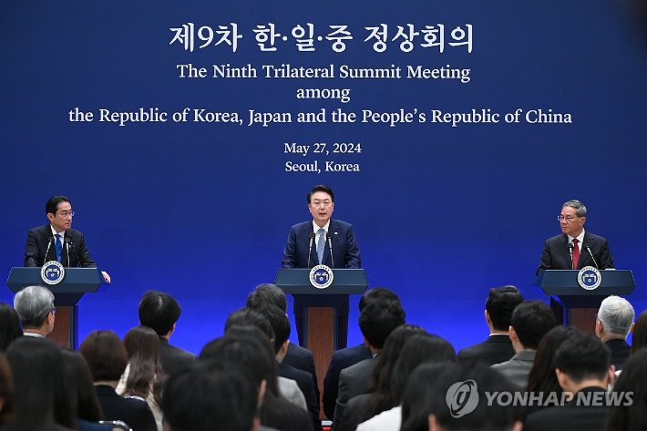 (서울=연합뉴스) 홍해인 기자 = 윤석열 대통령이 27일 청와대 영빈관에서 열린 제9차 한일중 정상회의 공동기자회견에서 발언하고 있다. 왼쪽부터 기시다 후미오 일본 총리, 윤 대통령, 리창 중국 국무원 총리.  2024.5.27  [대통령실 제공. 재판매 및 DB 금지] hihong@yna.co.kr 연합뉴스