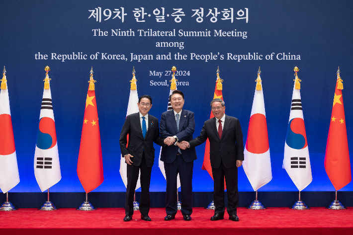 윤석열 대통령, 기시다 후미오 일본 총리, 리창 중국 국무원 총리가 27일 청와대 영빈관에서 열린 제9차 한일중 정상회의에 앞서 기념 촬영을 하고 있다. 대통령실 제공