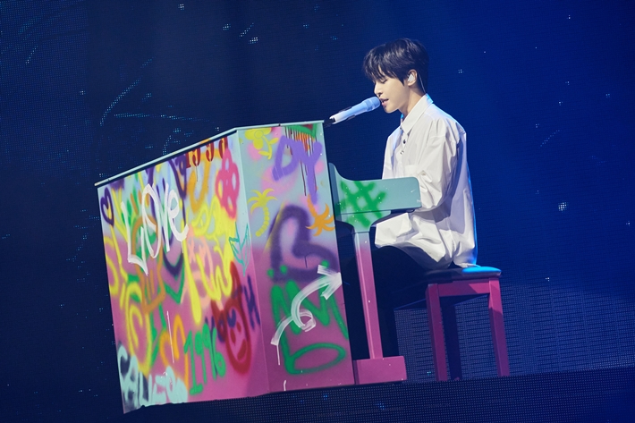도영이 '반딧불' 무대 당시 피아노를 연주하며 노래하는 모습. SM엔터테인먼트 제공