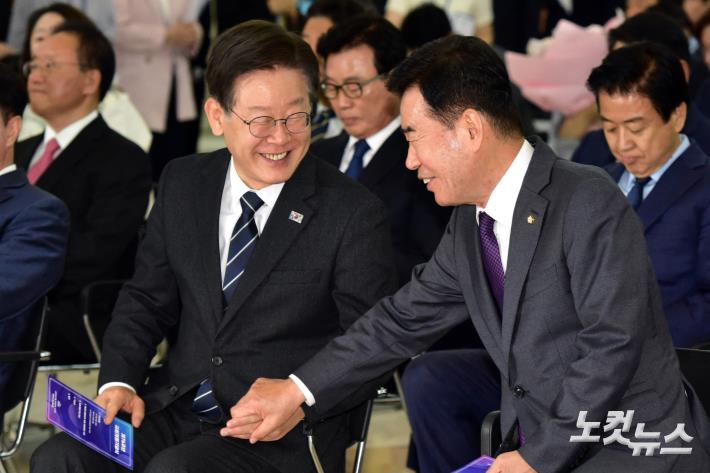밝은 표정으로 대화하는 김진표 국회의장-이재명 대표