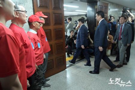 국민의힘 의원들에게 채상병 특검법 통과 요청하는 해병대 예비역연대