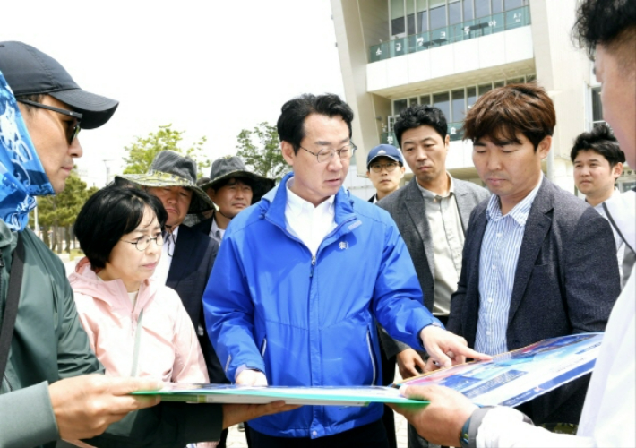 정명근(가운데 파란색 점퍼) 화성시장이 뱃놀이축제 현장을 점검하고 있는 모습. 화성시 제공