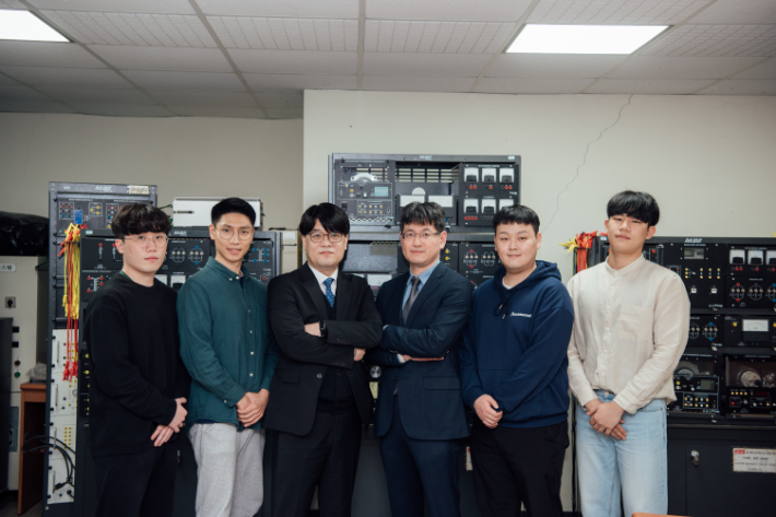 동의과학대학교 전기과 교수와 재학생. 동의과학대학교 제공