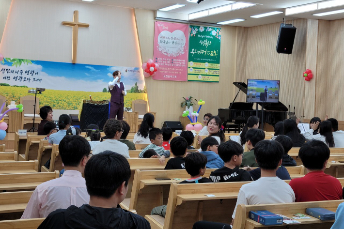 '다시 교회로, 다시 예배자로'를 주제로 마련된 전도축제에는 100여 명의 지역 아동들이 참여했다. 유상원 아나운서