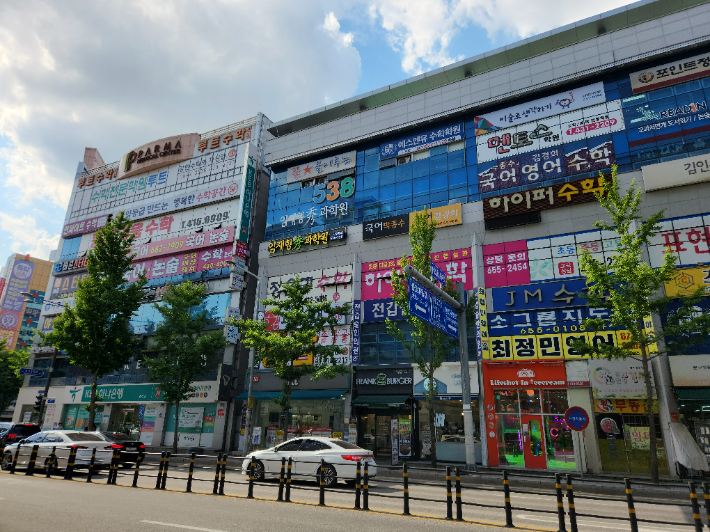 28일 오후 광주 남구 봉선동 인근 한 학원가 건물 모습. 박성은 기자