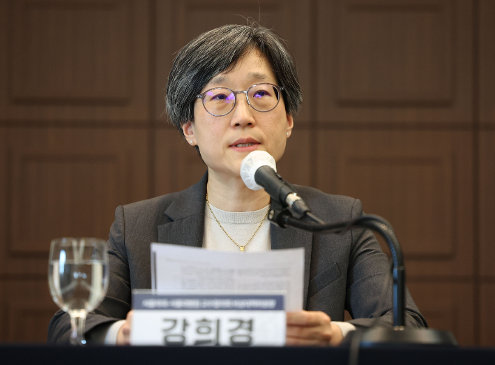 강희경 서울의대·서울대학교병원 교수협의회 비상대책위원장이 28일 서울 중구 프레스센터에서 열린 서울의대-서울대병원 비상대책위원회 기자간담회에서 성명서를 발표하고 있다. 연합뉴스