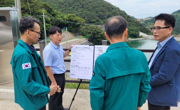 김명주 경제부지사 통영 욕지도 식수원 개발 사업 점검. 경남도청 제공 