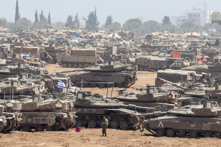 이스라엘 남부 가자지구 분리장벽 인근에 이스라엘군 탱크와 장갑차들이 집결해 있다. 연합뉴스