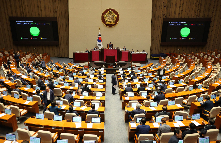 28일 오후 국회 본회의에서 민주유공자 예우에 관한 법률안이 통과되고 있다. 연합뉴스