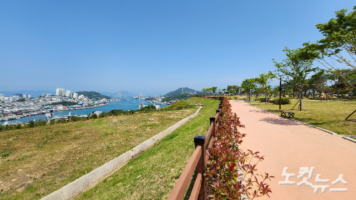 여수 남산공원은 남해안의 수려한 경관이 한눈에 들어와 시민들에게 인기가 많다. 최창민 기자