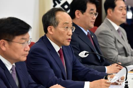 국민의힘 추경호 원내대표가 29일 서울 여의도 국회에서 기자간담회를 갖고 있다.