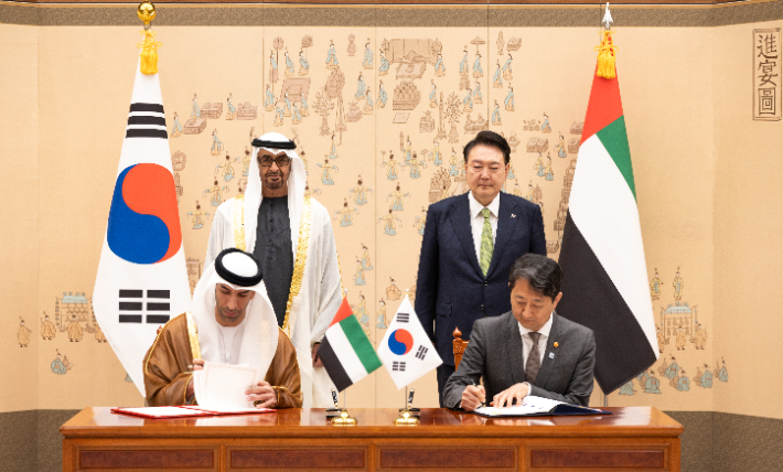 윤석열 대통령과 무함마드 빈 자예드 알 나흐얀 아랍에미리트(UAE) 대통령이 29일 서울 용산 대통령실 청사에서 열린 한·아랍에미리트(UAE) 협정 및 양해각서(MOU) 체결식에 배석해 안덕근 산업통상자원부 장관과 타니 빈 아흐메드 알 제유디 UAE 경제부 대외무역특임장관의 포괄적경제동반자협정 서명 모습을 지켜보고 있다. 대통령실 제공