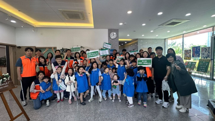 지난 18일 열린 '생명 플러스 마을축제'에서 플로깅에 참여한 성도들과 주민들이 기념촬영을 하고 있는 모습 