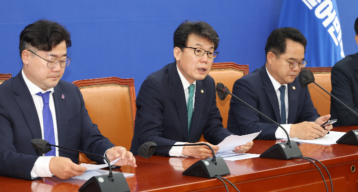 더불어민주당 진성준 정책위의장이 30일 오전 국회에서 열린 정책조정 회의에서 발언하고 있다. 왼쪽은 박찬대 원내대표. 연합뉴스