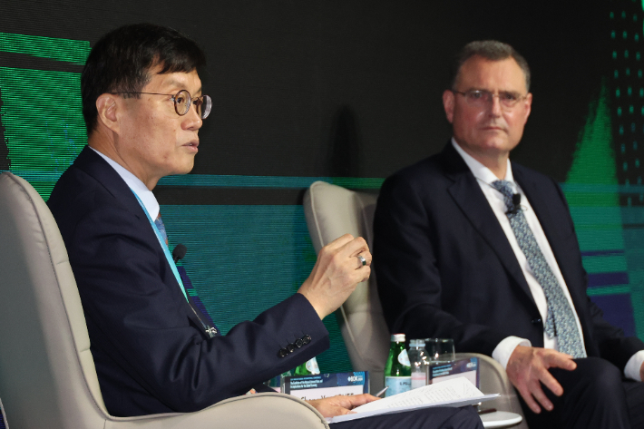 이창용 한국은행 총재와 토마스 요르단 스위스 중앙은행 총재가 30일 한국은행에서 열린 BOK 콘퍼런스에서 정책 관련 대담을 하고 있다. 연합뉴스