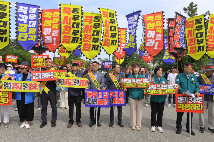 속초시번영회 등 20여개 시민사회단체로 구성한 옛 동우대부지 매각반대 비상대책위원회 등 주민 200여 명은 지난 29일 오후 옛 동우대학 정문 앞에서 집회를 열고 "학교 측은 시민과 지역사회를 기만하는 부지 매각을 즉각 철회하라"고 강력히 촉구했다. 비상대책위 제공