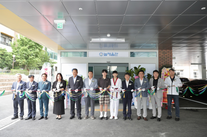 울산 남구 동평중학교는 30일 늘채움관 증축과 역도 훈련장 새 단장 개관식을 열었다. 울산광역시교육청 제공 