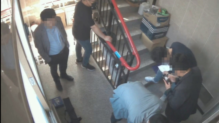 강제집행 나선 법원 집행관들. 연합뉴스