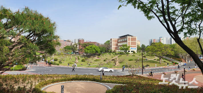 경북대 캠퍼스 전경 멀리 노천박물관인 월파원과 박물관 건물이 보인다. 이재기 기자 