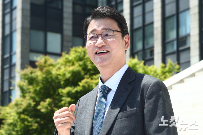 이형철 교수가 교정에서 포즈를 취했다.  이재기 기자 