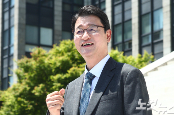 이형철 교수가 교정에서 포즈를 취했다.  이재기 기자 