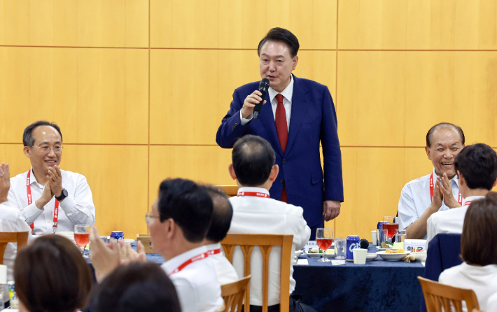 윤석열 대통령이 30일 충청남도 모처에서 열린 제22대 국민의힘 국회의원 워크숍에서 발언하고 있다. 연합뉴스