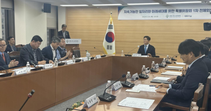 경제사회노동위원회(경사노위) '지속가능한 일자리와 미래세대를 위한 특별위원회'가 30일 서울 경사노위 대회의실에서 출범 첫 회의를 열었다. 연합뉴스