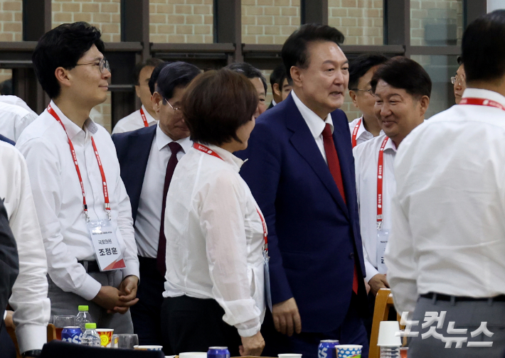 윤석열 대통령이 30일 오후 충남에서 열린 '제22대 국민의힘 국회의원 워크숍' 만찬 행사에 입장하고 있다. 국회사진취재단