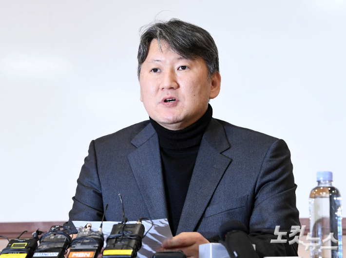 김창수 전국의과대학교수협의회 총회장이 3월 25일 오전 서울 서대문구 연세의료원에서 열린 전국의과대학 교수협의회 기자회견에 참석해 취재진의 질문에 답하고 있다. 황진환 기자