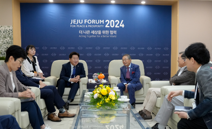 오영훈 제주지사와 세계 주요 인사들이 환담하고 있다. 제주도 제공