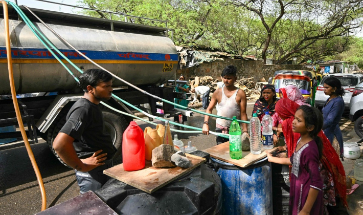 30일(현지시간) 인도 뉴델리에서 주민들이 물탱크차를 통해 물을 공급받고 있다. 연합뉴스