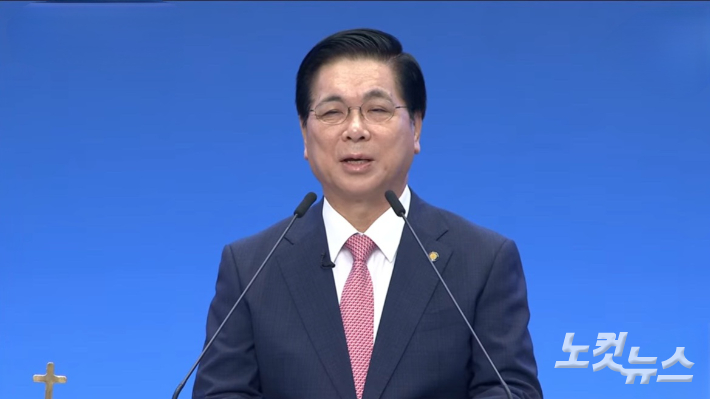 '선교사와 함께하는 8시간 미스바 밤샘 회개 기도성회' 1부 예배 말씀을 전하고 있는 여의도순복음교회 이영훈 목사. 정용현 기자