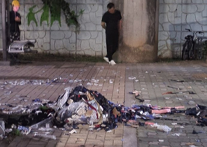 1일 경기도 고양시 일산서구 일산도서관 앞에 북한이 날려 보낸 것으로 보이는 대남 전단 살포용 풍선 잔해 추정 물체들이 흩어져 있다. 연합뉴스