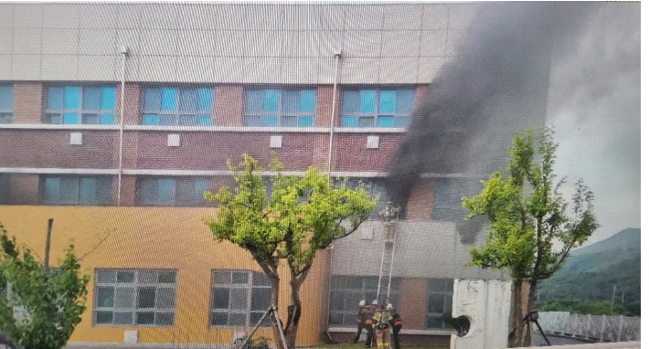 화재가 발생한 경주지역 초등학교. 경북소방본부 제공