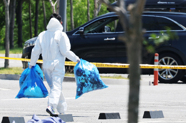 2일 경기도 시흥시 한 쇼핑몰 주차장에서 관계자가 북한이 살포한 것으로 추정되는 오물 풍선 잔해를 수거하고 있다. 연합뉴스