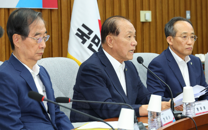 국민의힘 황우여 비상대책위원장이 2일 오후 서울 여의도 국회에서 열린 제17차 고위당·정협의회에서 발언하고 있다. 연합뉴스