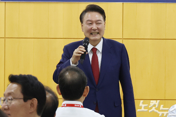 윤석열 대통령이 30일 오후 충남 천안 동남구 재능교육연수원에서 열린 '제22대 국민의힘 국회의원 워크숍' 만찬 행사에 참석해 인사말을 하고 있다. 국회사진취재단